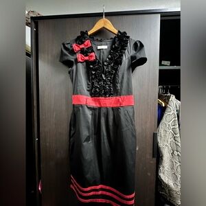 Fitted dress with red belt